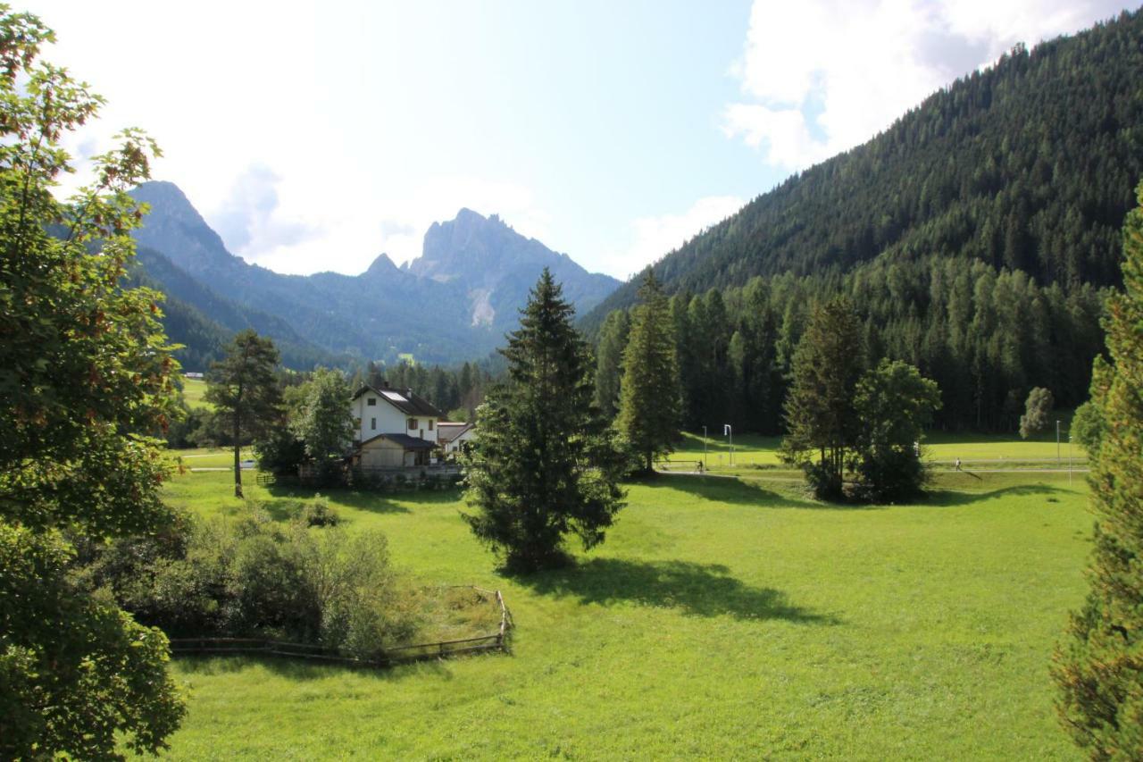 Hotel Garni Bergblick Braies  Esterno foto