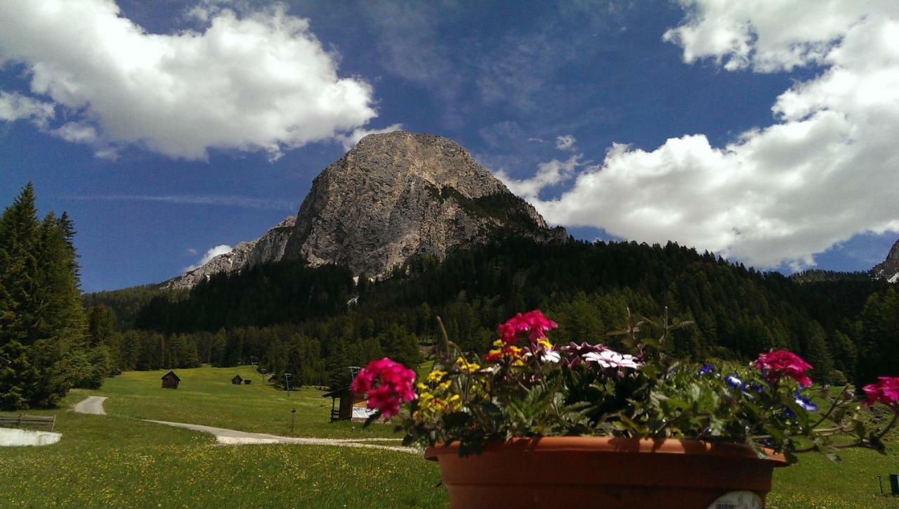 Hotel Garni Bergblick Braies  Esterno foto